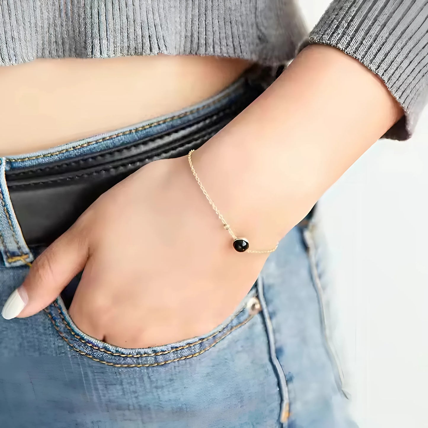Gepolijste vergulde armband met een stralende zwarte agaatsteen, die blijvende schoonheid belichaamt
