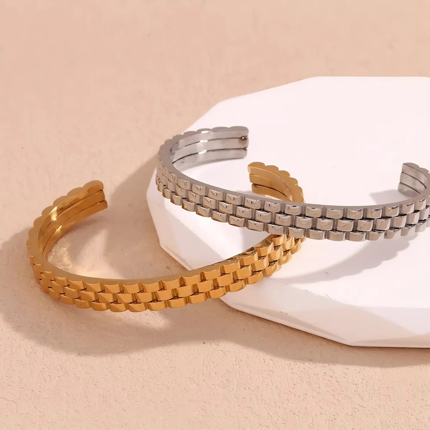 Elegante gouden armband, waarvan het onversierde ontwerp pure schoonheid benadrukt