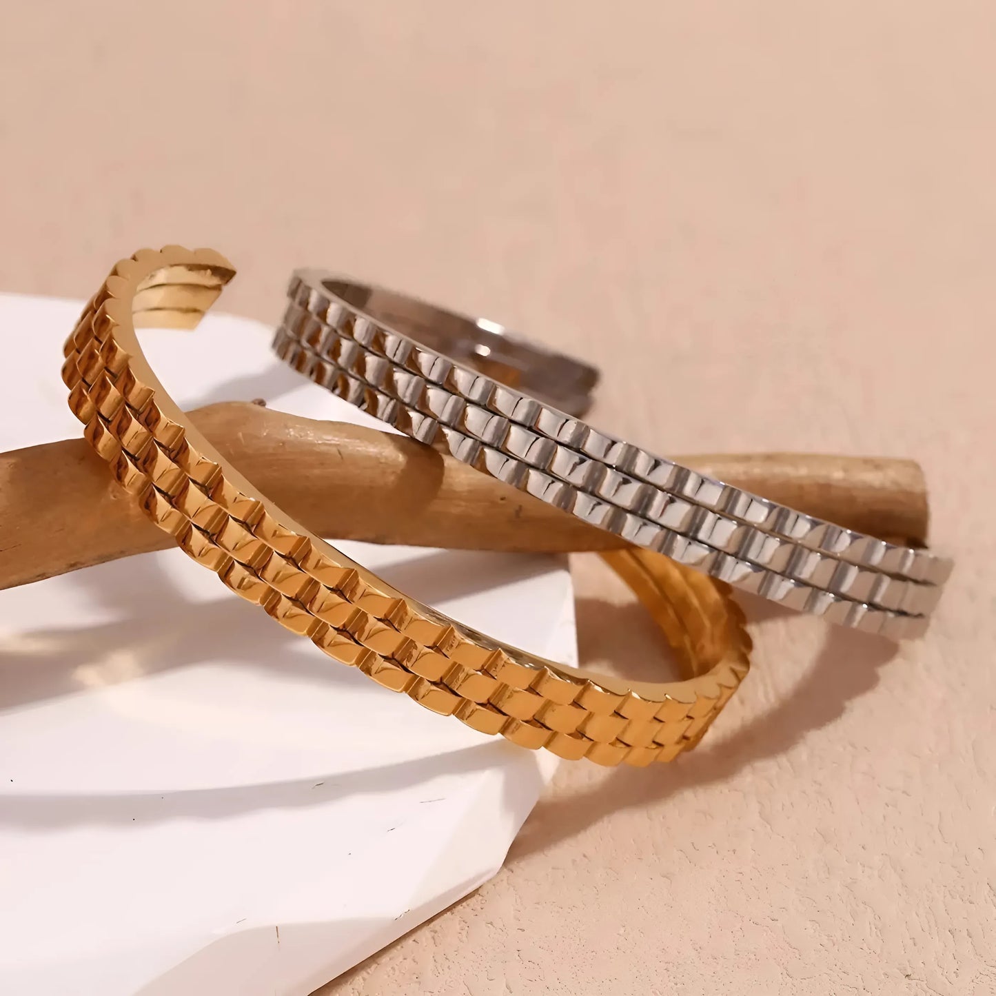 Schitterende gouden armband, een naadloze cirkel van verfijnde eenvoud.