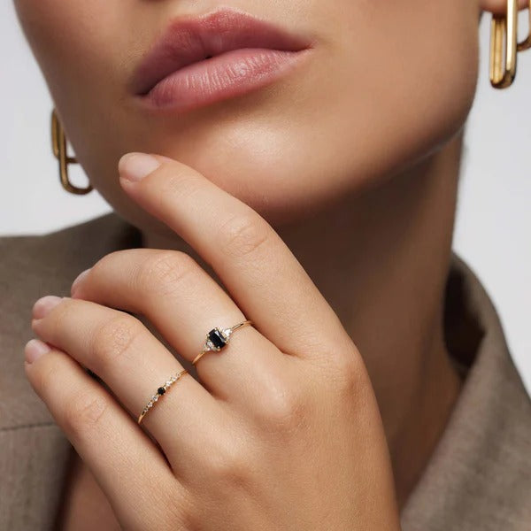 Verlovingsring edelsteen met een moderne zwarte spinel en gouden afwerking