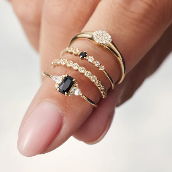 Elegante ring met edelsteen en zwarte spinel in baguette stijl
