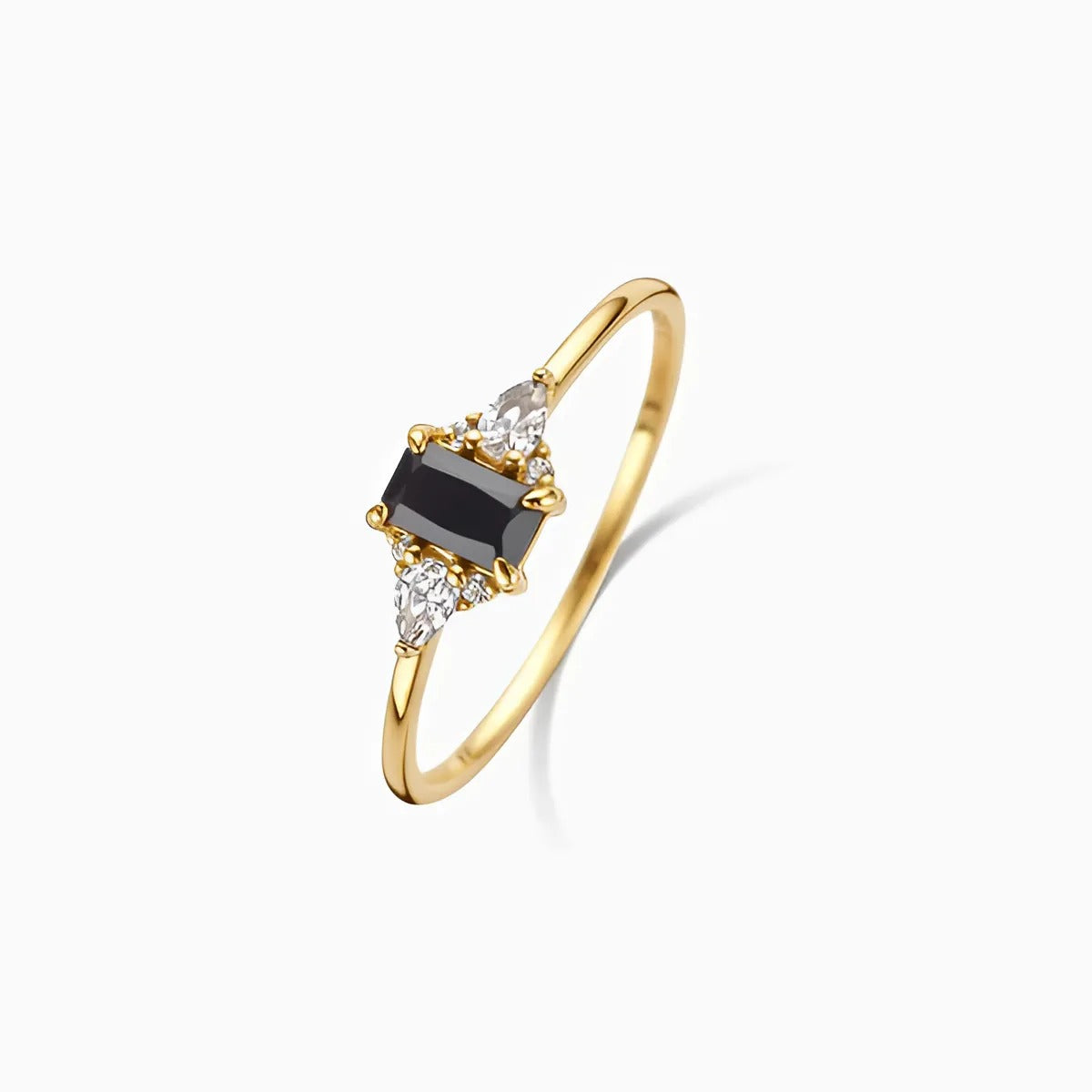Stijlvolle gouden ring edelsteen met een unieke zwarte spinel