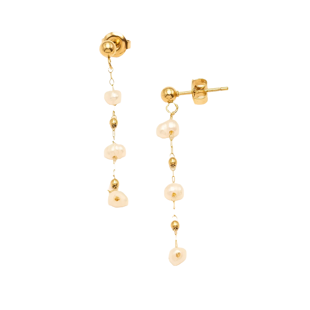 Gracieuze gouden oorbellen met neerdalende kettingen en witte parels, die klassieke elegantie belichamen.