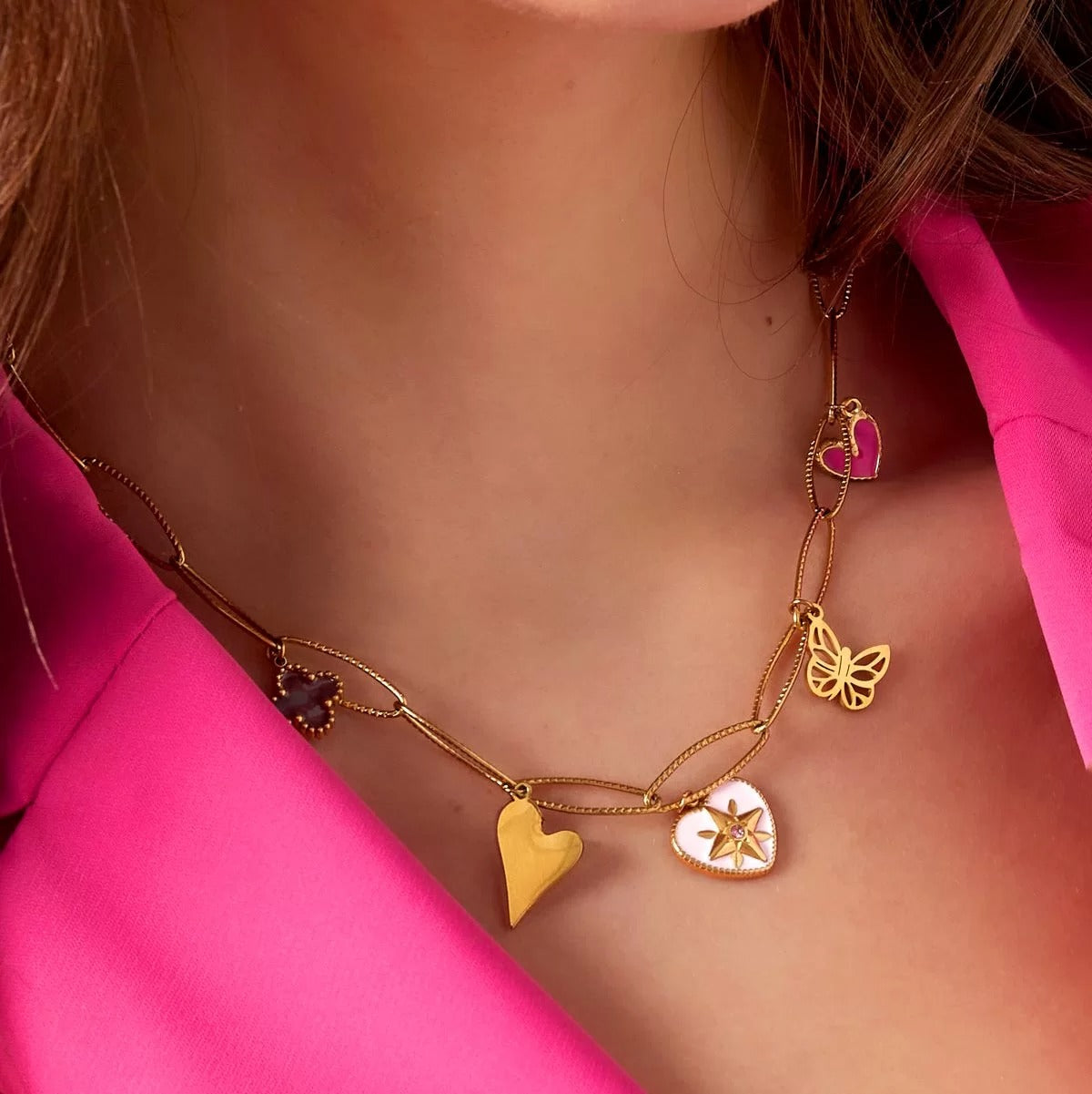 Gouden ketting met drie hartvormige hangers, die de harmonie van gekoesterde banden weerspiegelen
