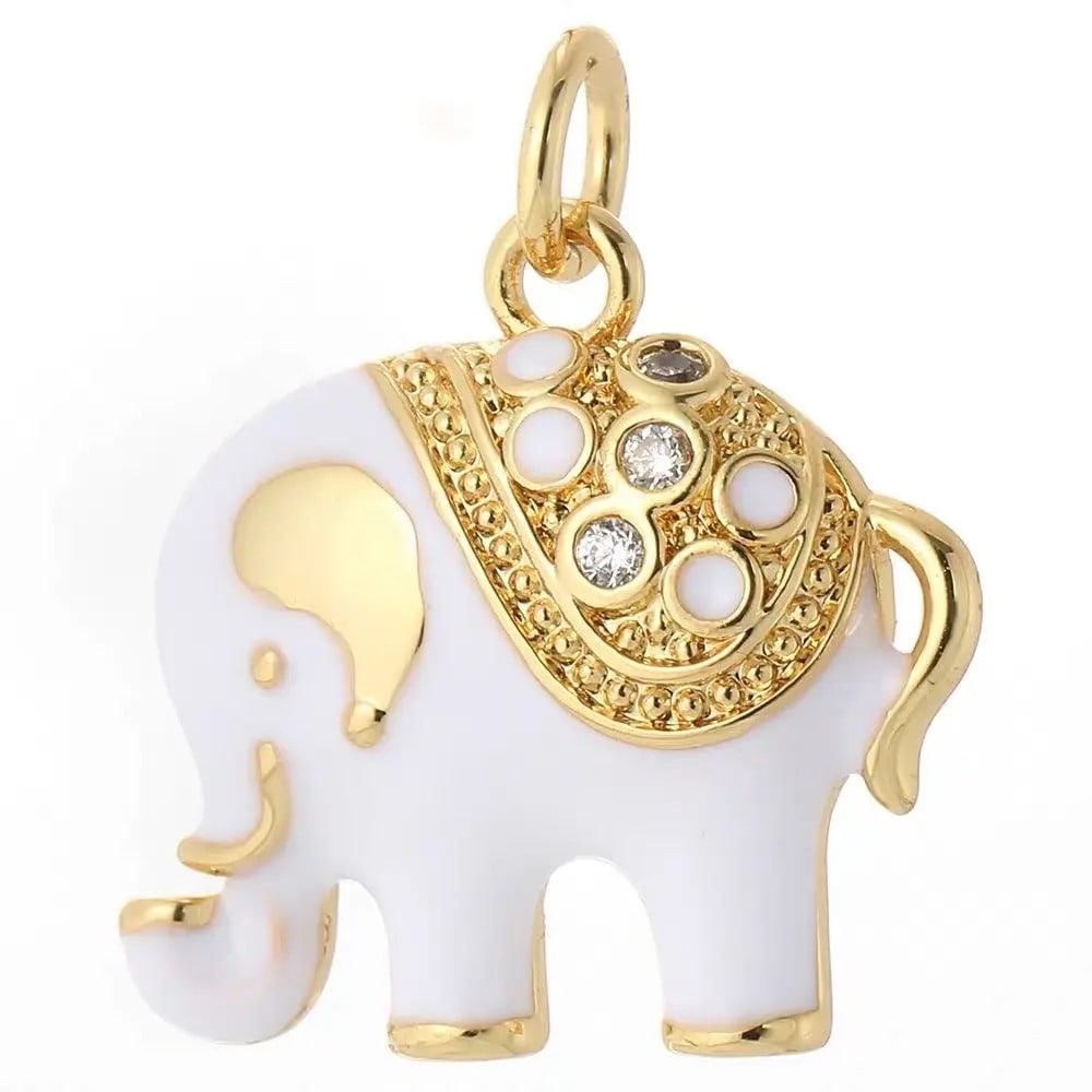 Een gouden olifant-bedeltje, met een vorm versierd met een azuurblauw geëmailleerd kleed, dat wijsheid symboliseert gehuld in de kalme tinten van een heldere lucht