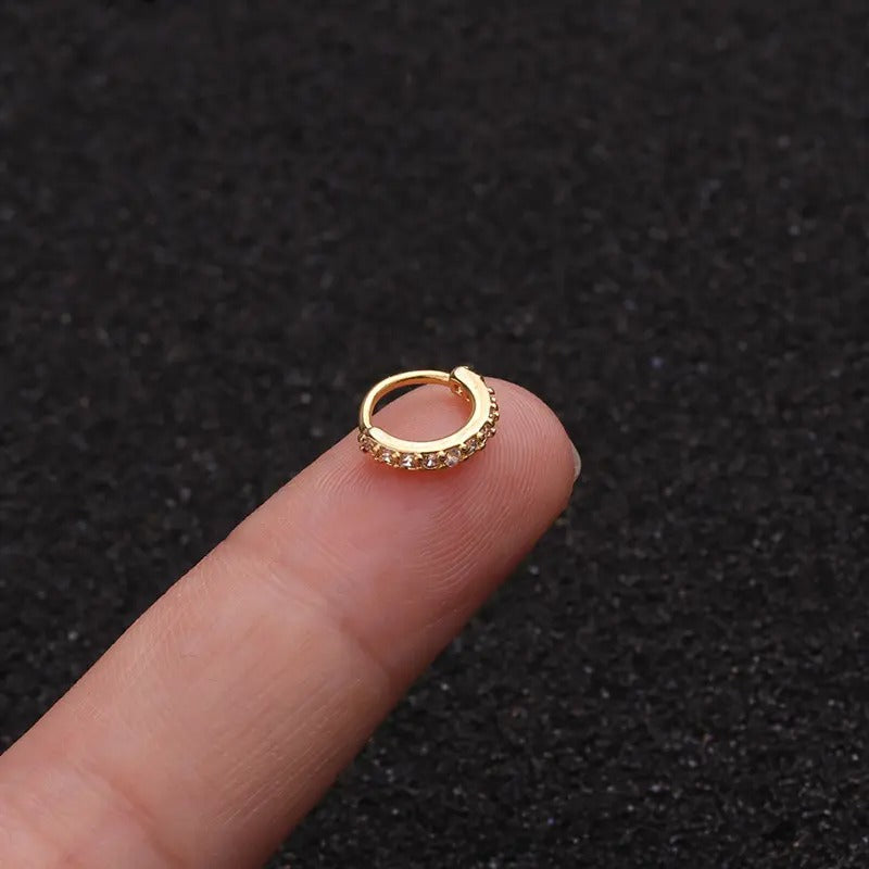 Een kristallijne septum-ring die met het licht danst, en een zachte, etherische allure uitstraalt
