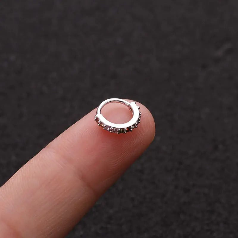 Een stralende zilveren septum-piercing, waarvan de juwelen zacht gloeien als fluisteringen van maanlicht