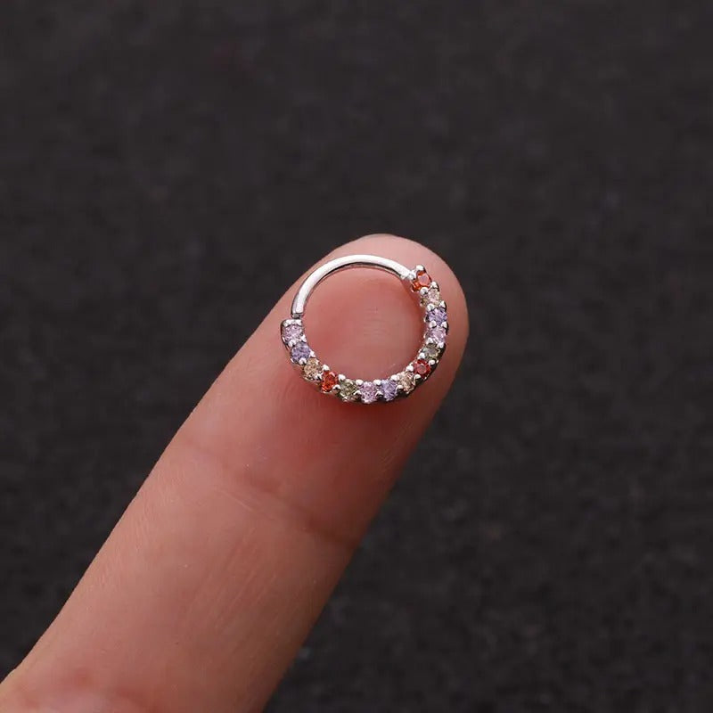 Een zilveren ring met fonkelende stenen, ontworpen om gedurfde schoonheid en tijdloze charme te accentueren