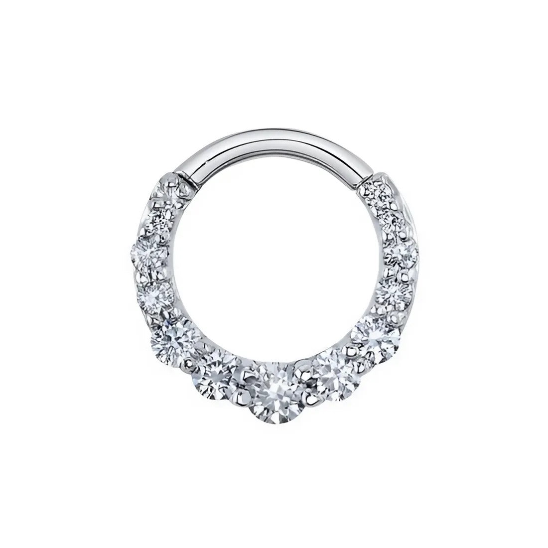 Een glinsterende zilveren septum-ring, versierd met sprankelende kristallen, die elegantie en hemelse schoonheid oproept