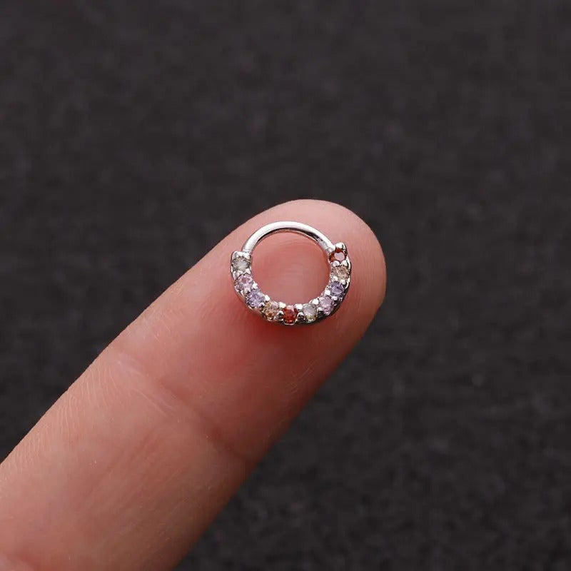 Een sierlijke ring, bezaaid met glanzende stenen, een bewijs van ingetogen verfijning