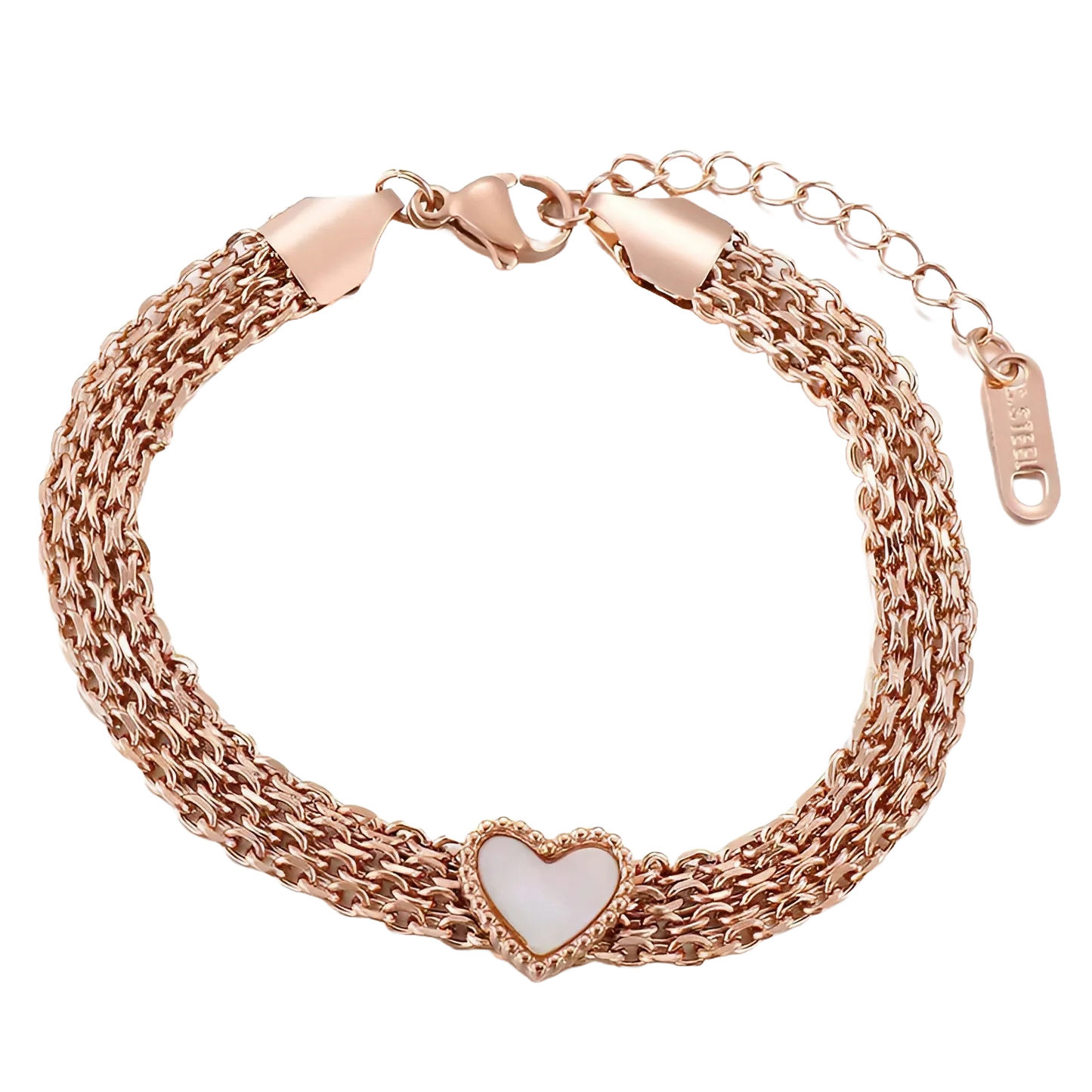 Model draagt een zilveren armband met glinsterende details en een open hart bedel, die gracieuze verfijning belichaamt