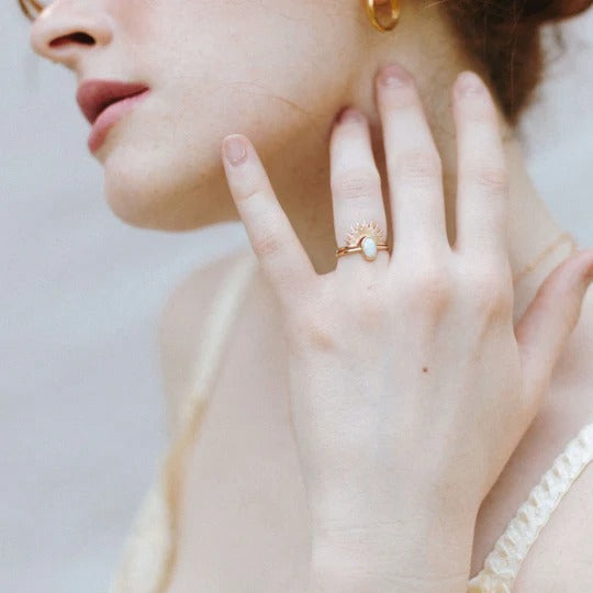 Moderne zilveren ring met een glanzende maansteen, geschikt voor elke dag