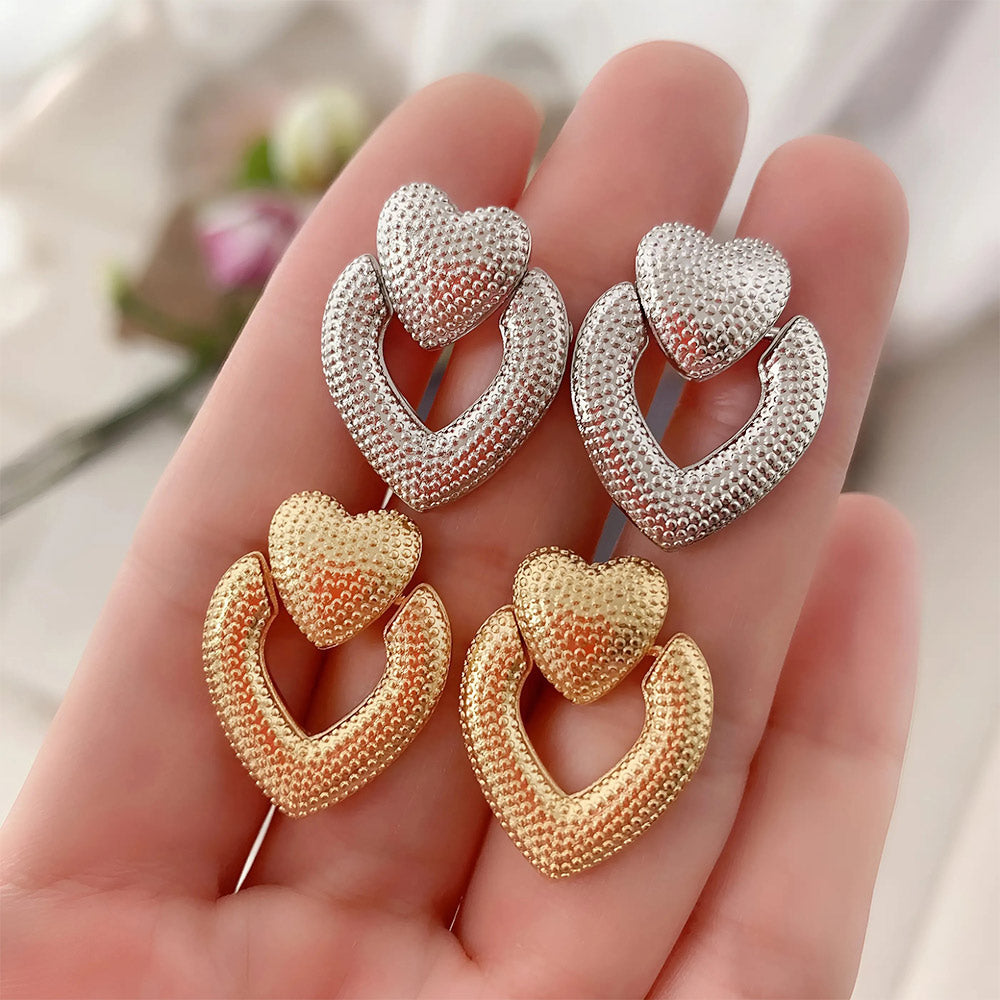 Stralende roségouden hartvormige studs, een poëtische uitdrukking van de zachte omhelzing van liefde.