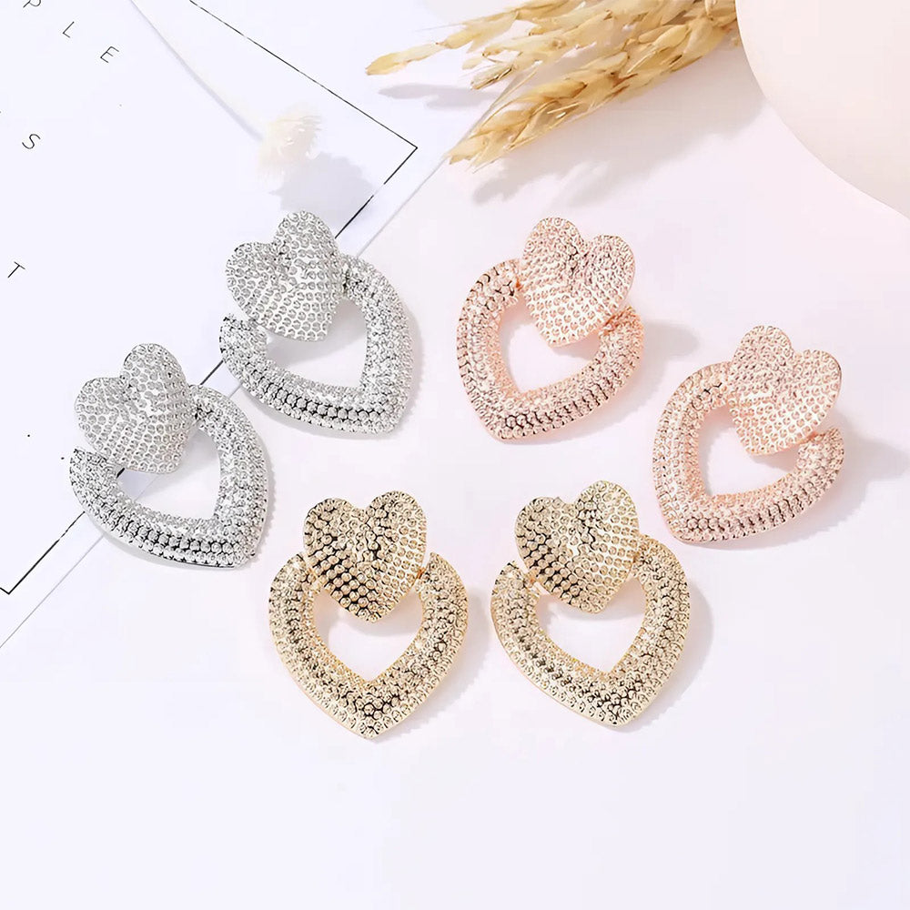 Schitterende roségouden hartstuds, een harmonieuze mix van modern ontwerp en romantisch sentiment.