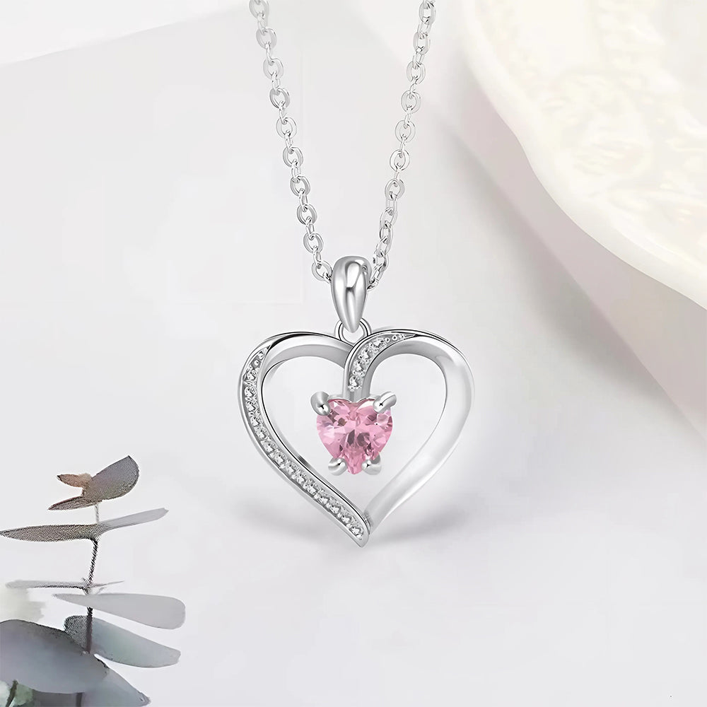 Een verfijnde ketting met een stralende paarse hart hanger, die de geest van romantische toewijding vangt.