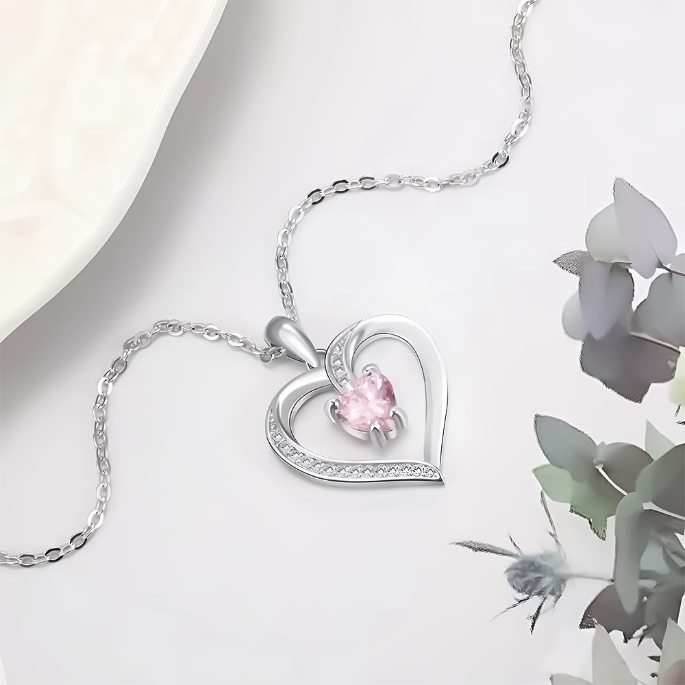 Fijne zilveren ketting met een fonkelend paarse Swarovski-hart, die eeuwige liefde vertegenwoordigt.