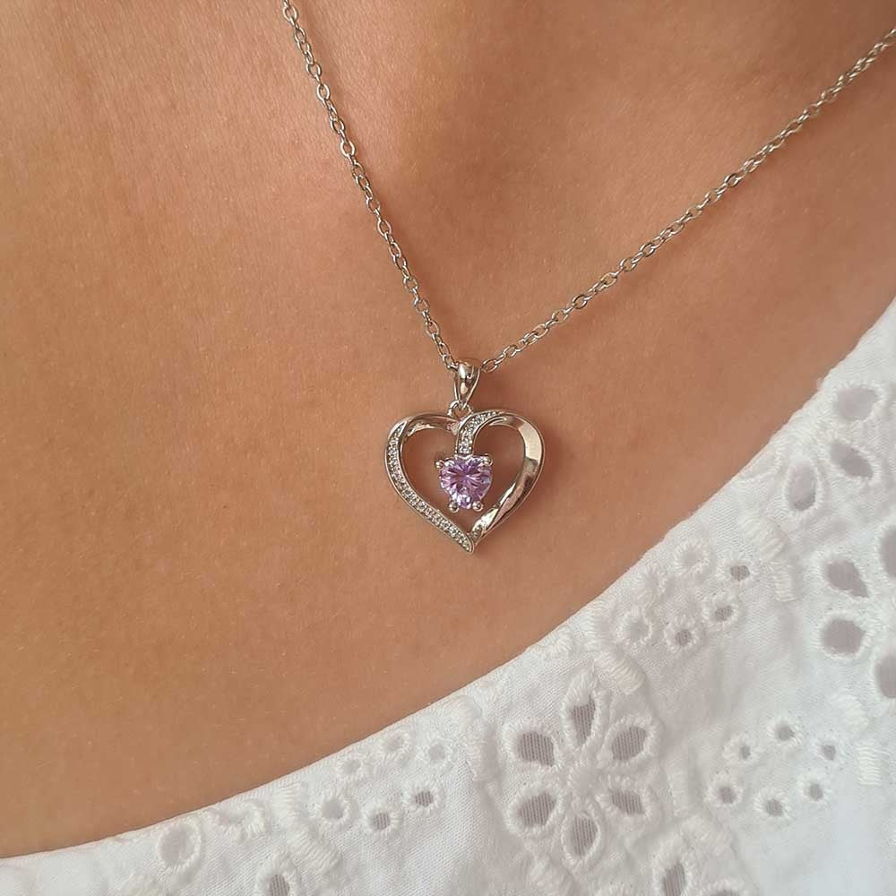 Elegante ketting met een glinsterend paars hartvormig Swarovski-kristal, dat de essentie van passie vangt.