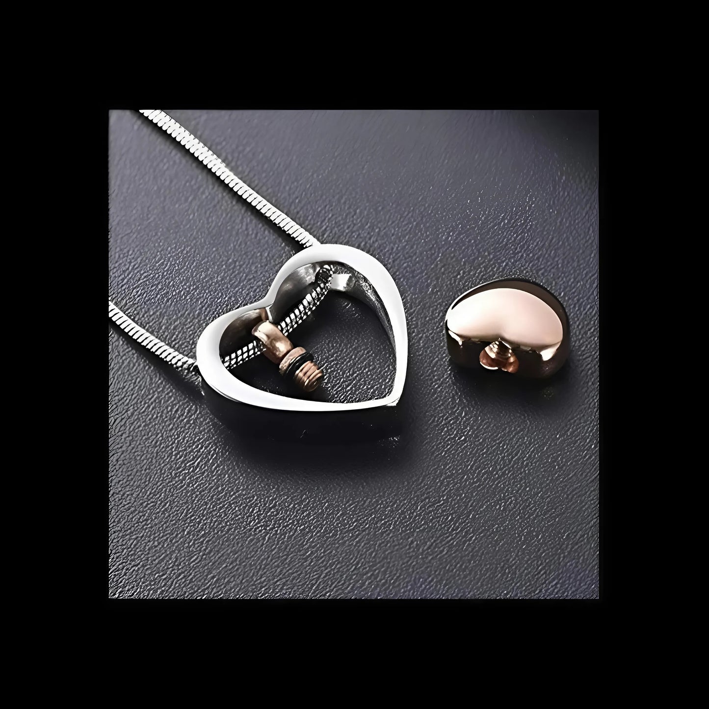 Twee-tone hartketting met "Papa" gravure, die de essentie van blijvende vaderlijke affectie vastlegt.
