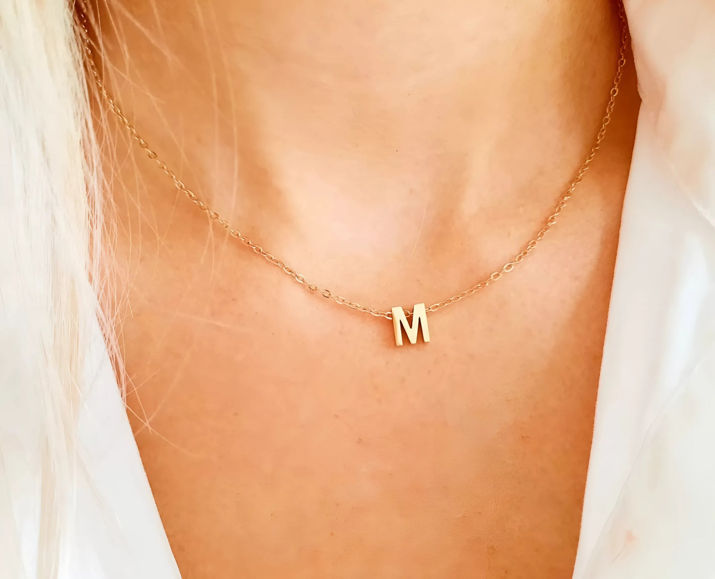 Een delicate ketting versierd met gepersonaliseerde initialen en symbolen, die het verhaal van individuele verhalen en verbindingen weeft.