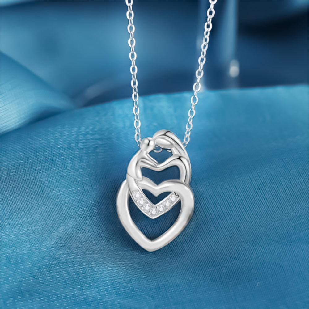 Een gracieuze ketting met een hartbedel, gegraveerd met geliefde namen, die moederlijke affectie belichaamt