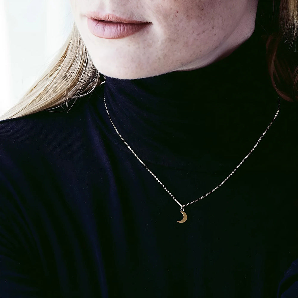 Een gracieuze ketting met een matte maan hanger, die de rust van de nachtelijke lucht weerspiegelt.