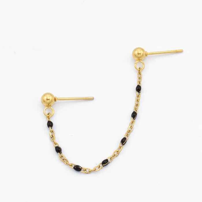Een delicate gouden ketting met donkere kralendetails verbindt twee studs, wat een opvallend en gracieuze helix piercing ontwerp creëert