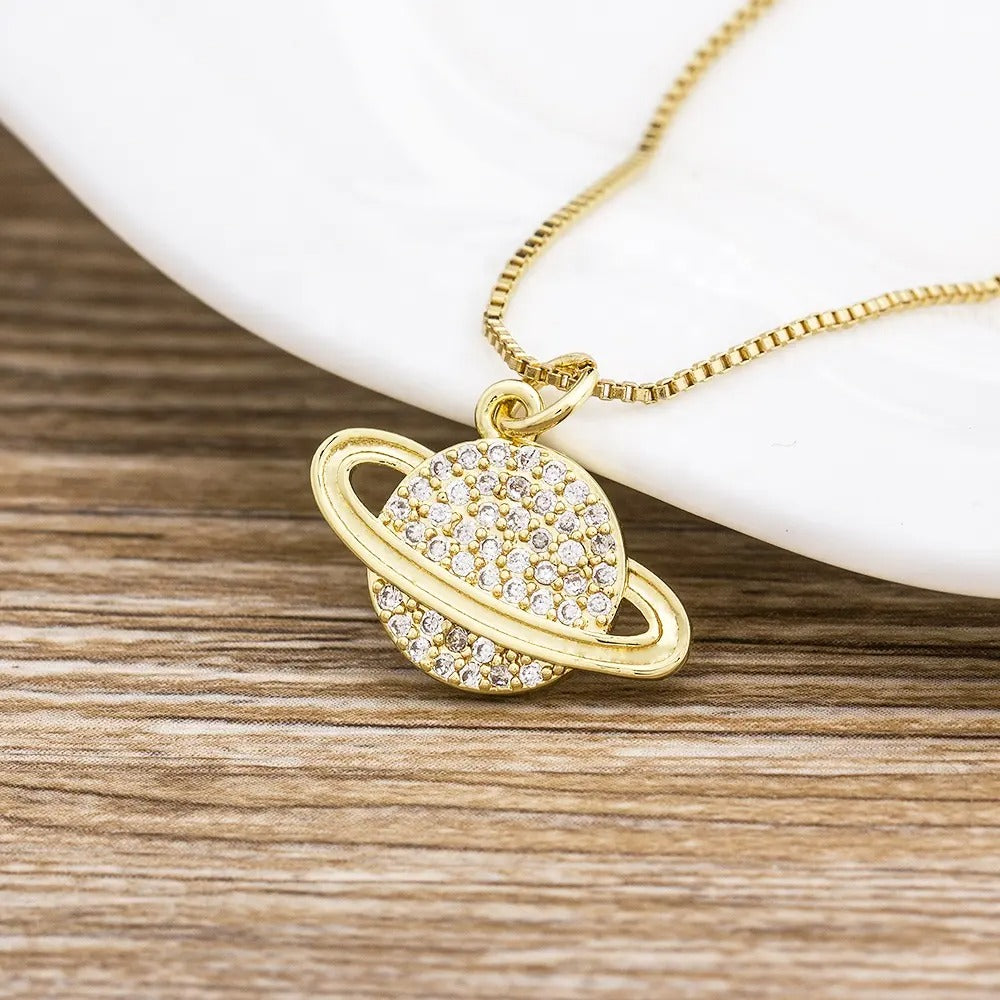 Elegante gouden planeet-bedel met een fijne ring in een baan eromheen, die de oneindige schoonheid van de hemelse sferen vangt