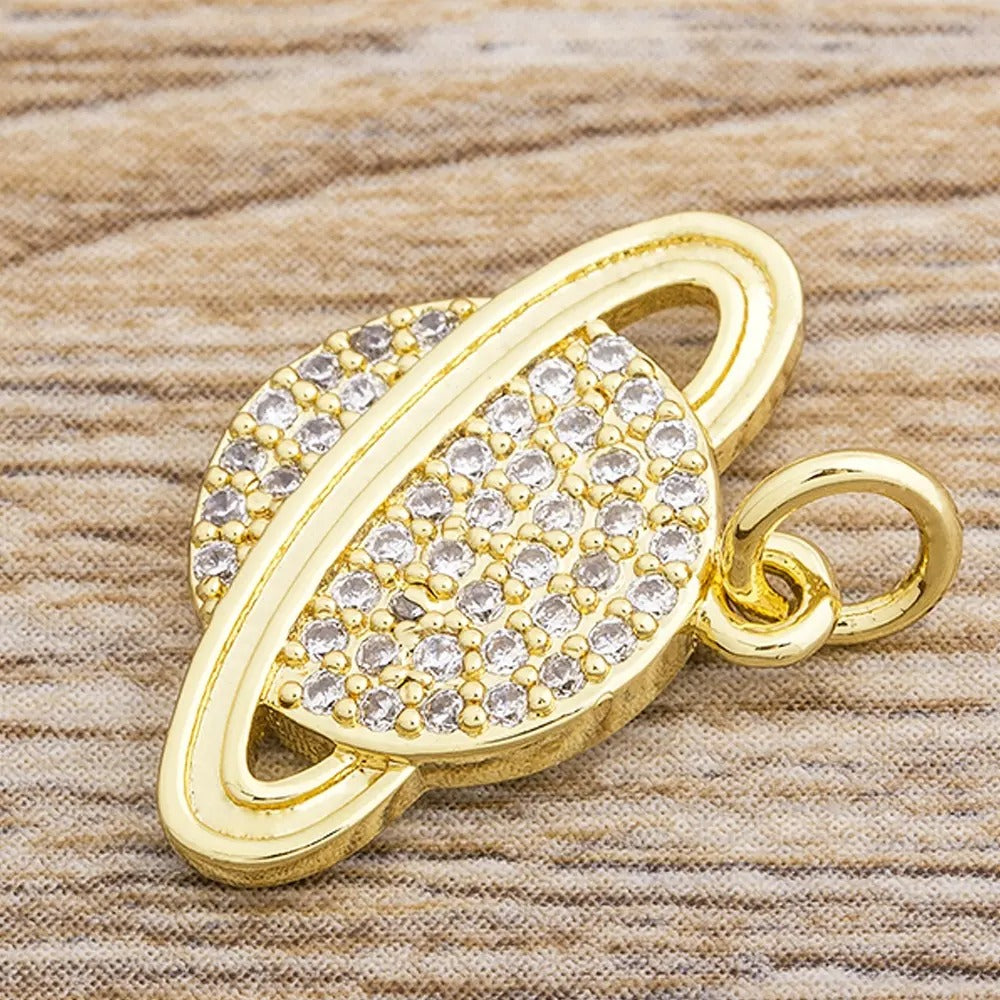 Exquisiet gouden bedeltje dat een planeet uitbeeldt, omarmd door een dunne, sierlijke ring, en de mysteries van het universum oproept