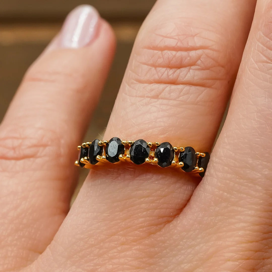 Chique ring met edelsteen en een moderne zwarte spinelstijl