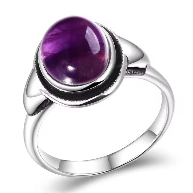 Tijdloze ring met een opvallende amethist steen.