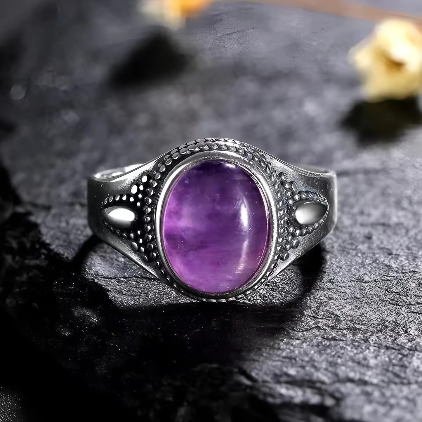 Elegante ring met een prachtige amethist steen als middelpunt.