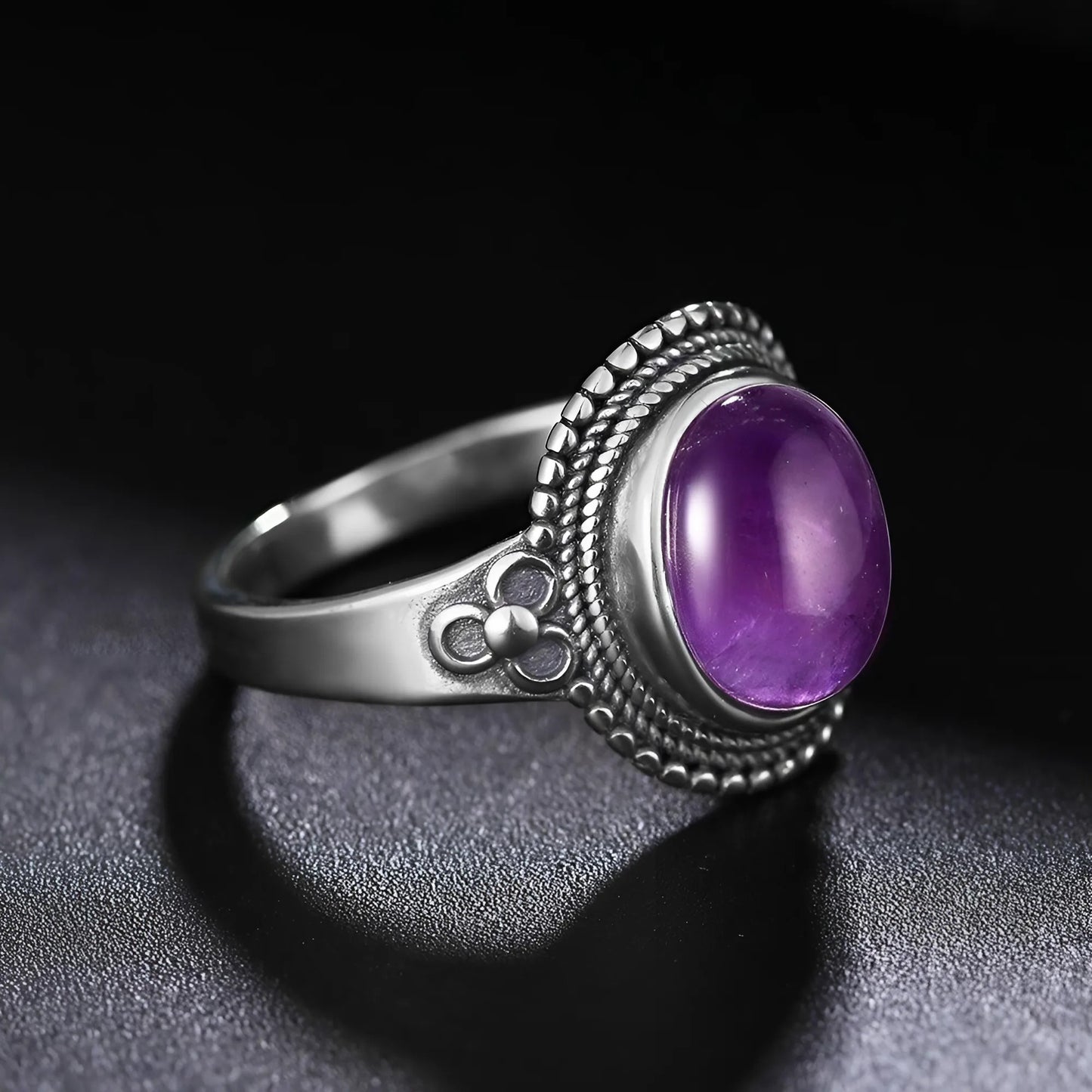 Luxe gouden ring met een schitterende amethist steen.