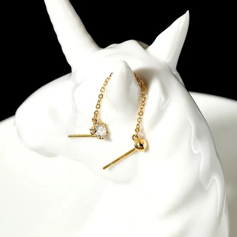 Een gouden ketting overbrugt het oorlelletje en de helix, en voegt een subtiele glans toe aan je uitstraling