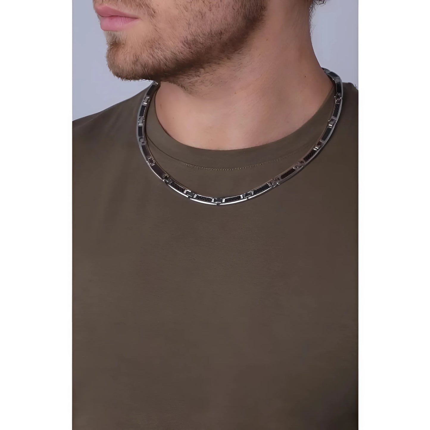 Strakke stalen ketting met subtiele koolstofaccenten, die de harmonie van kracht en elegantie vertegenwoordigt.