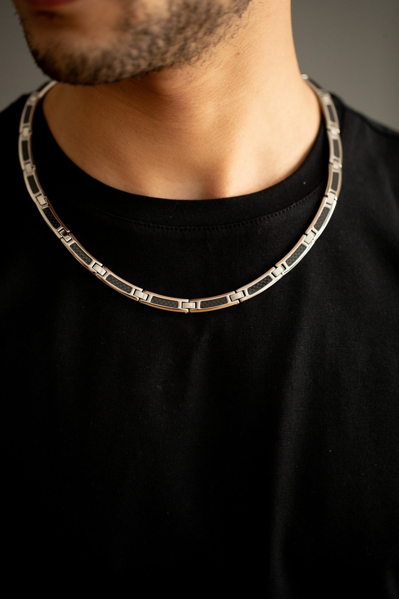 Gepolijste roestvrijstalen ketting met koolstofinlagen, een bewijs van blijvende stijl en kracht.