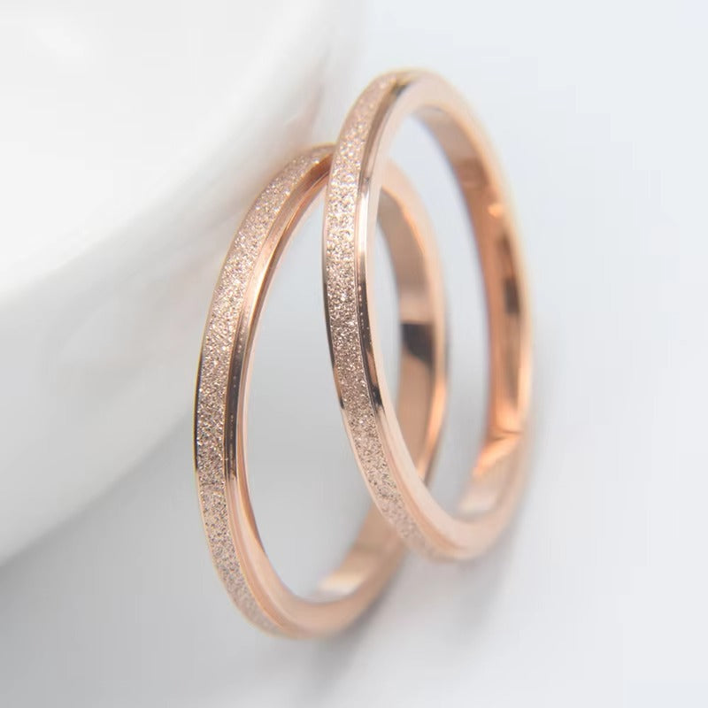 Deze rosegouden ring combineert matte en gepolijste oppervlakken, wat een verfijnd contrast biedt dat de aandacht trekt