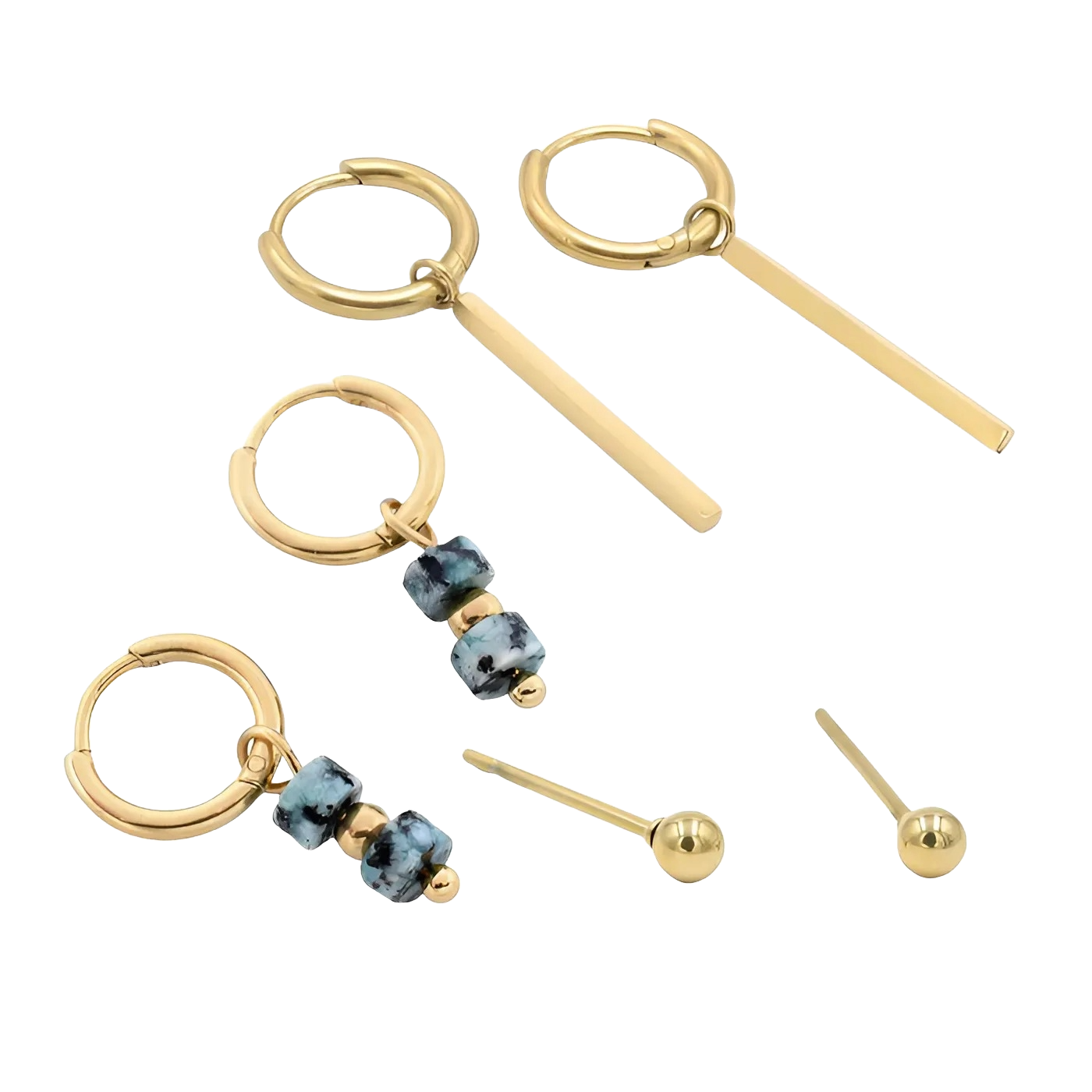 Drie paar goudkleurige oorbellen: hangende staafjes, hoops met blauwe kralen en eenvoudige studs, een harmonieuze mix van stijlen.