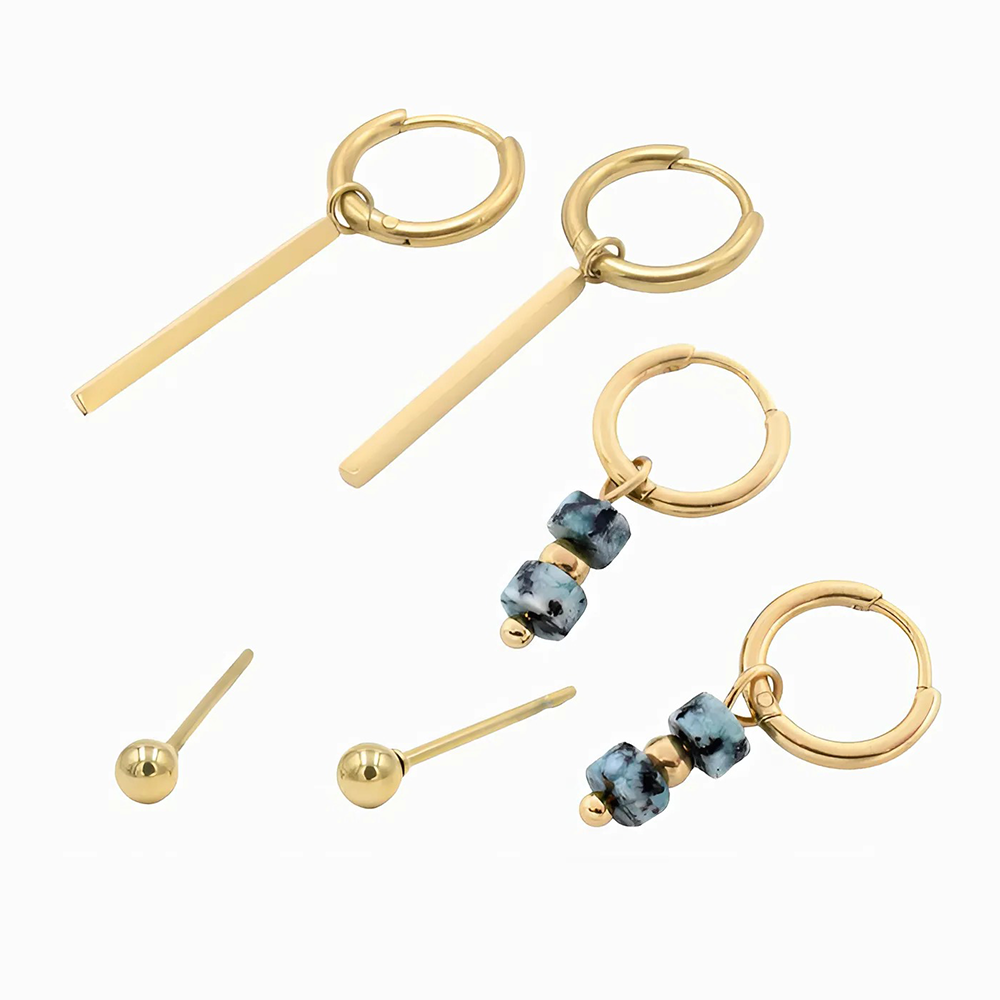 Gouden hoepeloorbellen met lineaire hangers, hoops versierd met blauwe stenen en klassieke studs, die veelzijdigheid bieden.