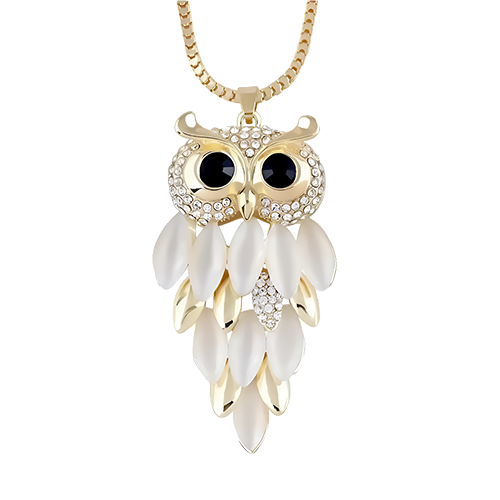 Een gouden uilen-bedeltje versierd met sprankelende witte zirconia-kristallen, dat wijsheid en elegantie belichaamt in een verfijnd ontwerp