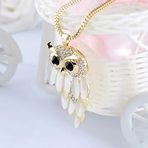 Elegante gouden uilen-bedel met fijn vervaardigde kenmerken en zirconia-accenten, die de raadselachtige schoonheid van de schemering vastlegt