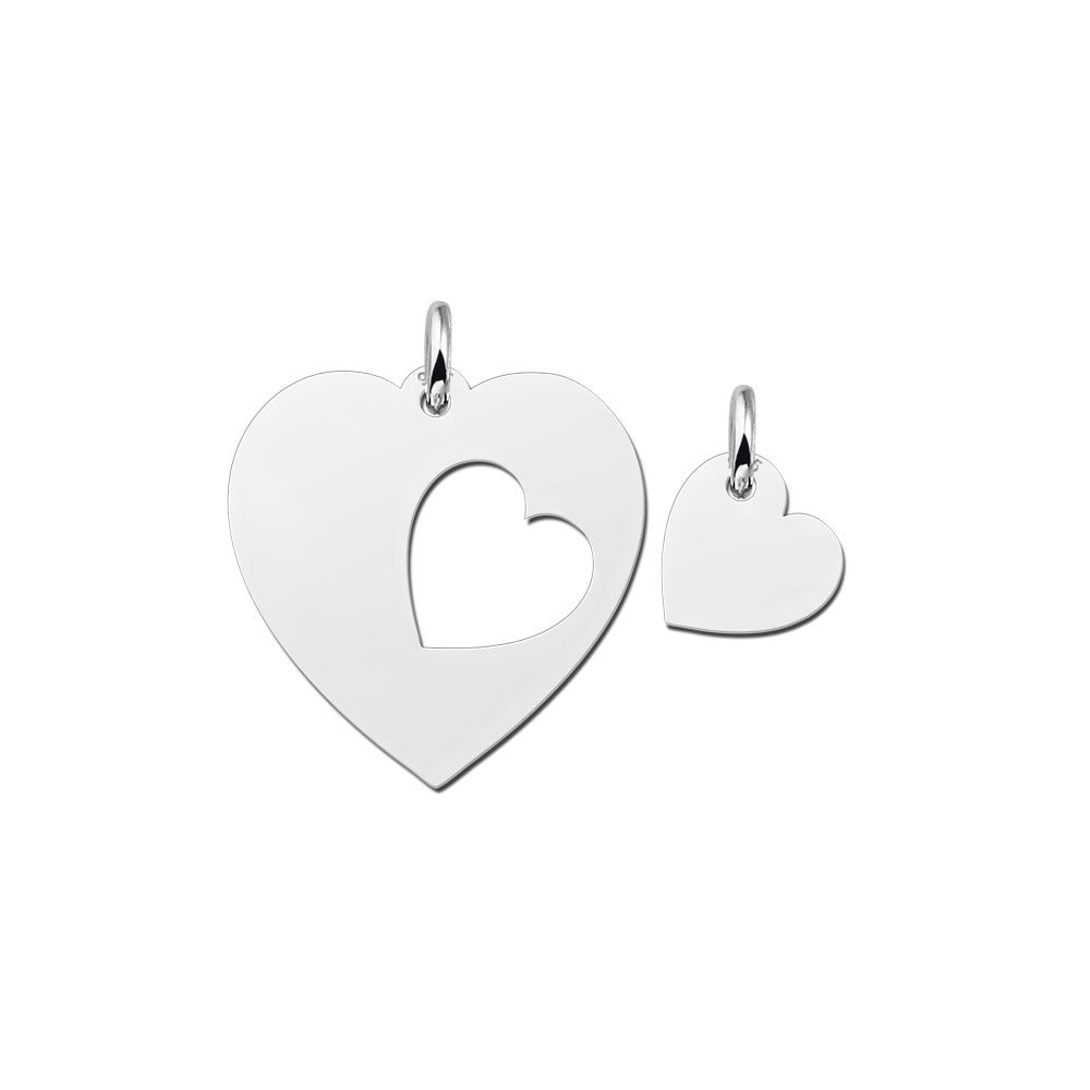 Twee-delige zilveren kettingset met passende hartbedels, gepersonaliseerd met een naam en initiaal, die familiale liefde belichamen.