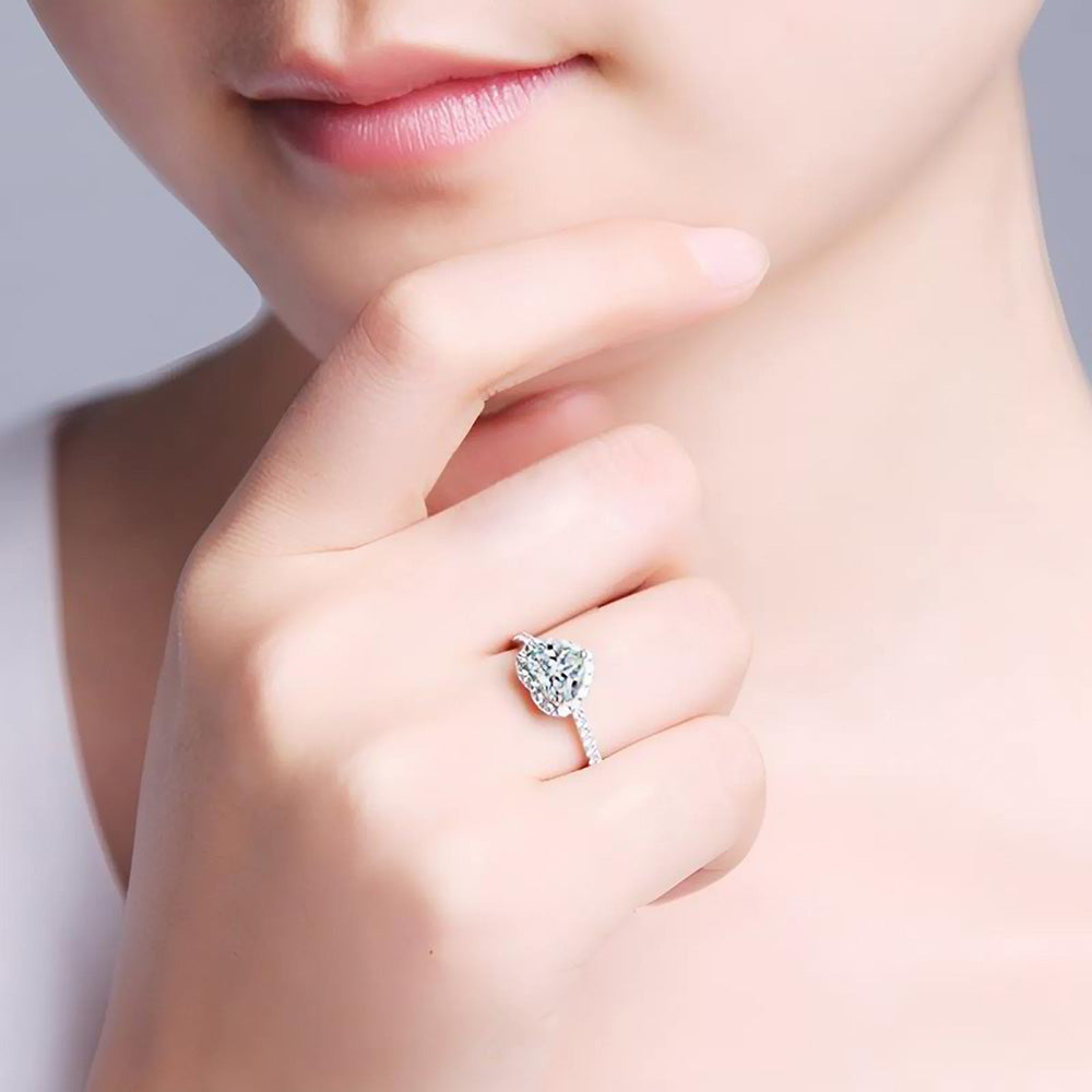 Deze zilveren band heeft een hartmotief bezaaid met fonkelende zirconia-steentjes, die genegenheid en elegantie symboliseren