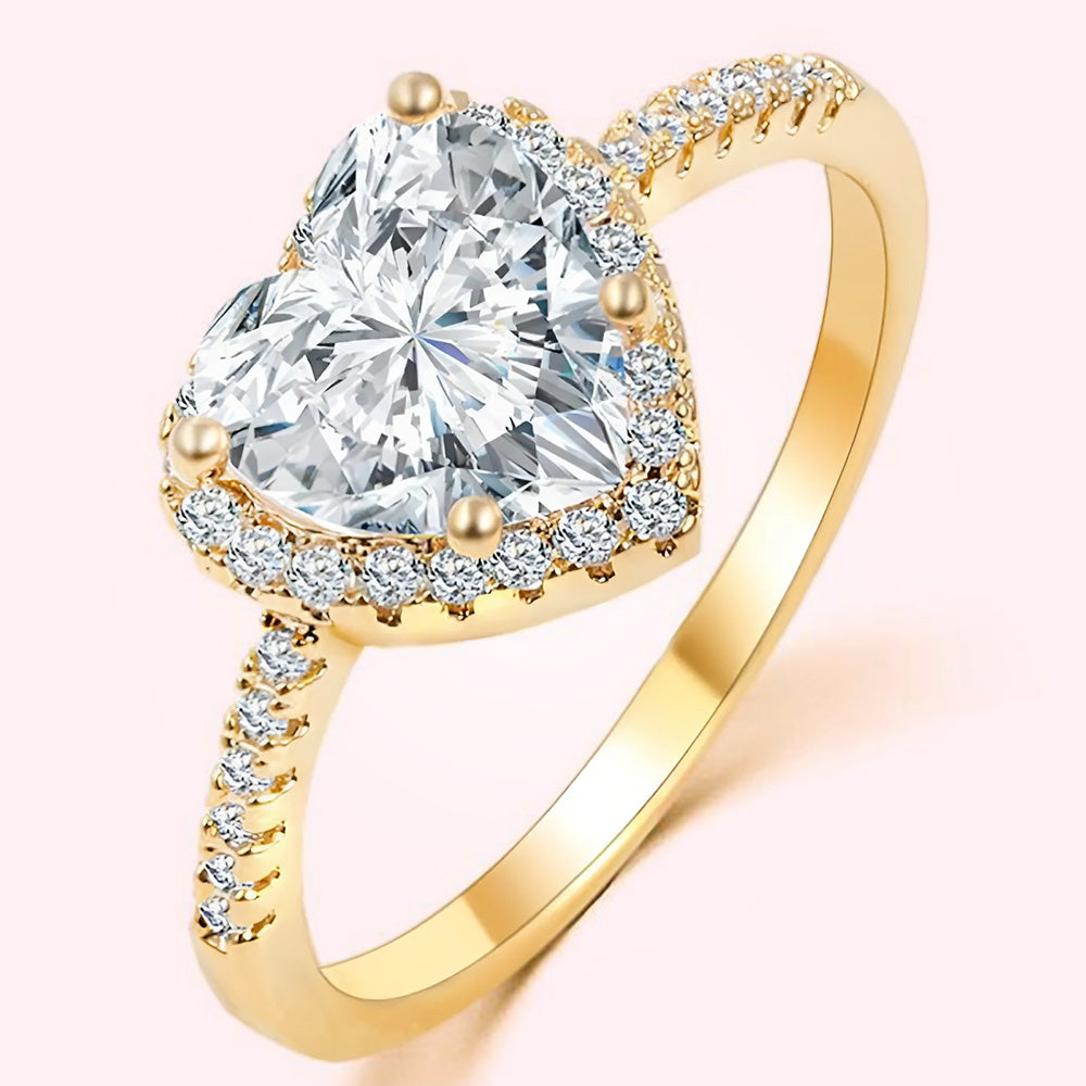 Fijn vervaardigd toont de ring een met zirconia bezet hart, dat de schittering van gekoesterde emoties weerspiegelt