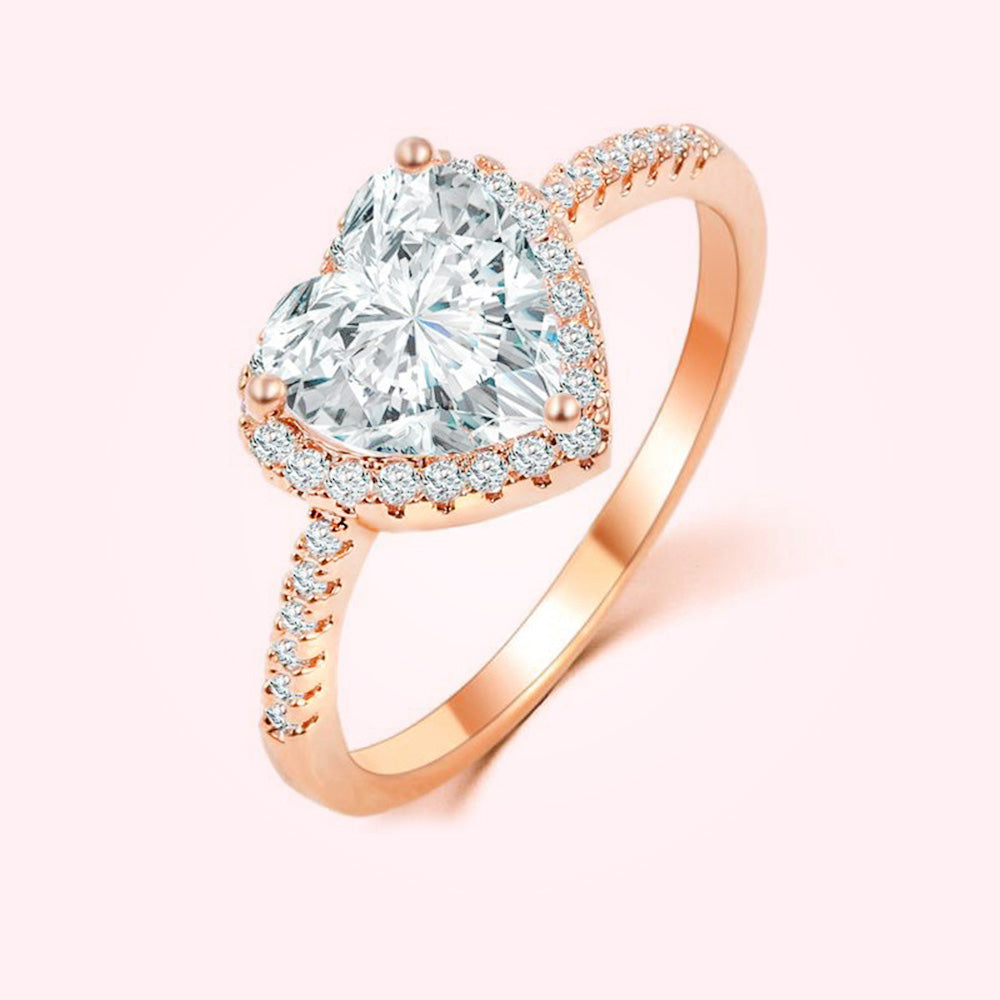 Een sterling zilveren ring versierd met een hartvormige zirconia, die de essentie van de stralende glans van liefde vangt