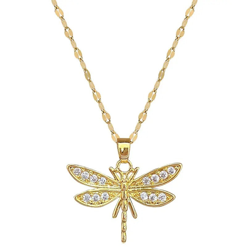 Delicaat goudverguld libelle-bedeltje, bezet met fonkelende zirconia, dat de gratie van een zomerse dag belichaamt