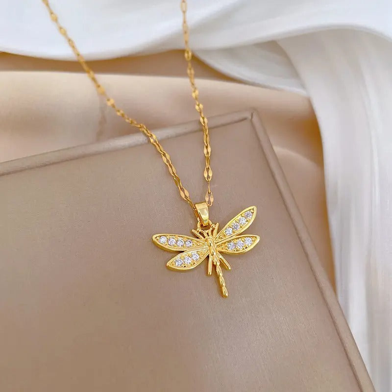 Gouden libelle-hanger met schitterende zirconia-accenten, een symbool van transformatie en schoonheid in de vlucht