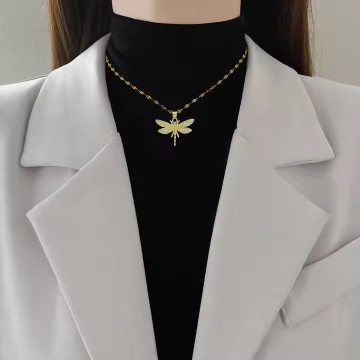 Elegante goudvergulde libelle-hanger, versierd met fonkelende zirconia, die doet denken aan een zacht sprookjesachtig wezen