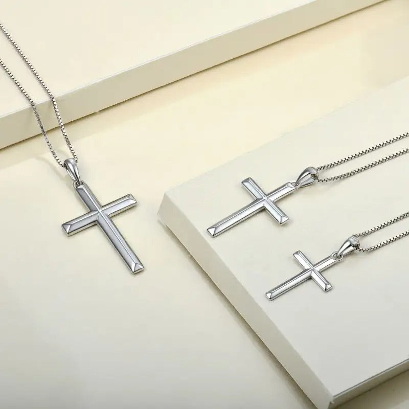 Zilveren kruis hanger, een stralend getuigenis van geloof en stijl