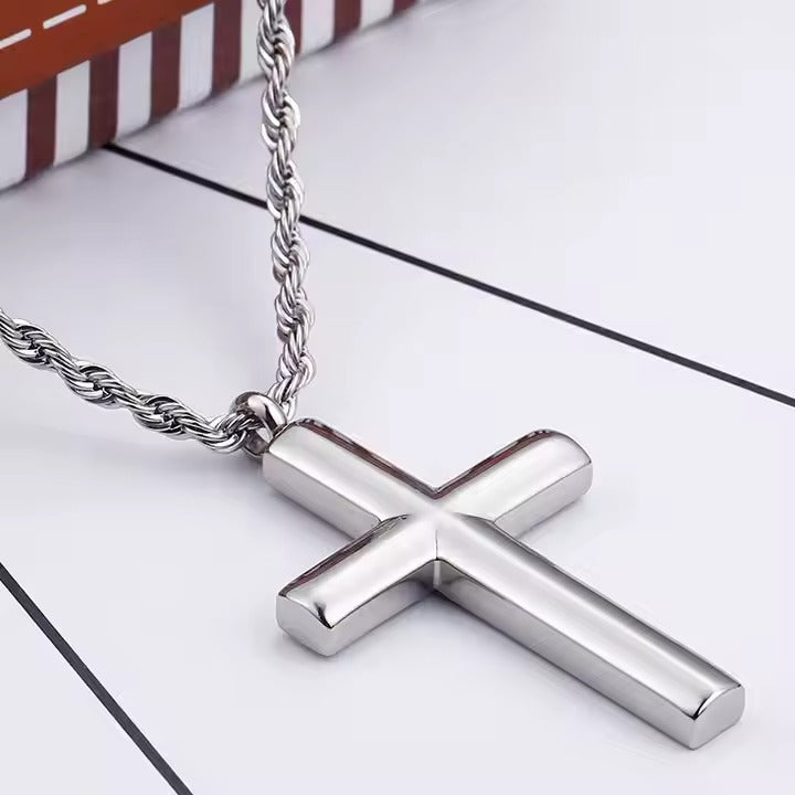 Zilveren kruis hanger, die licht en geloof weerspiegelt in harmonieuze elegantie