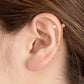 Een paar stralende gouden studs verbonden door drie delicate kettingen, ontworpen om helix piercings te sieren met gracieuze charme